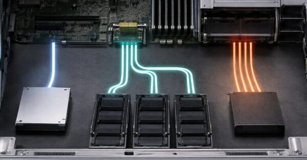 استفاده هم زمان از NVMe و درایوهای SAS یا SATA در سرور چه مزیتی دارد؟